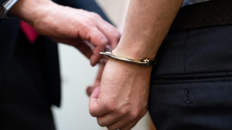 אילוסטרציה מעצר אזיקים