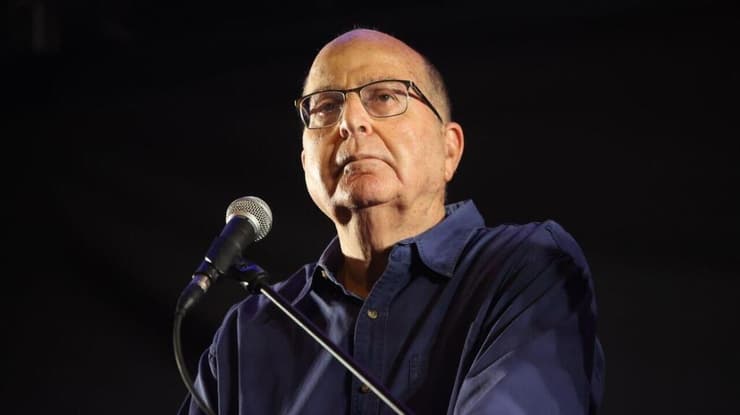 משה בוגי יעלון בהפגנה נגד הרפורמה המשפטית ברחוב קפלן בתל אביב