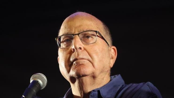 משה בוגי יעלון בהפגנה נגד הרפורמה המשפטית ברחוב קפלן בתל אביב