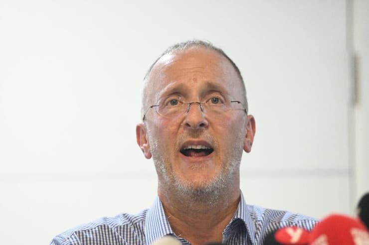 ליאו די במסיבת עיתונאים באפרת