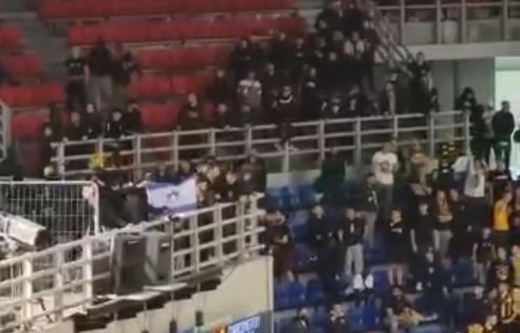 דגל נשרף ביציע א.א.ק