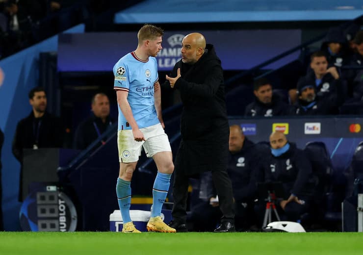 מאמן מנצ'סטר סיטי פפ גווארדיולה עם קווין דה בריינה