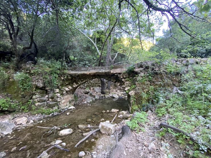 גשר עתיק מעל נחל עמוד בחלקו העליון