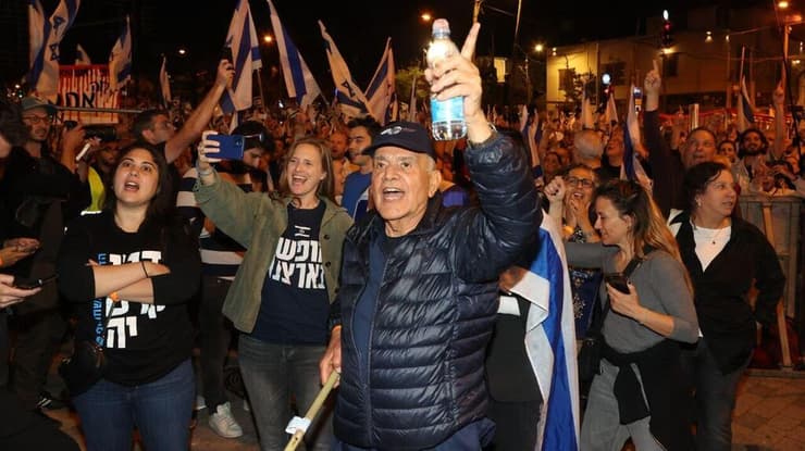 דן חלוץ בהפגנה נגד המהפכה המשפטית בתל אביב