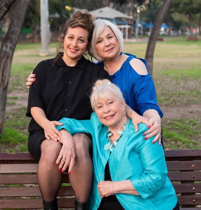 דבורה ויינשטיין עם משפחתה