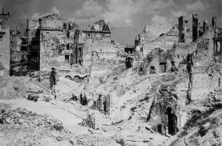 הריסות גטו ורשה (צילום: Keystone / Getty Images) הריסות גטו ורשה פולין נאצים שואה השואה