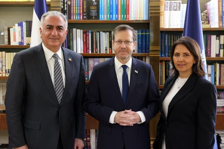 גילה גמליאל עם יצחק הרצוג ו- יורש העצר האיראני בנו של השאה רזא כורש עלי פהלווי 