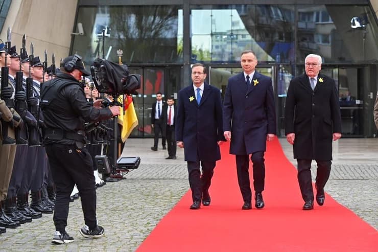 הרצוג לצד אנדז'יי דודה ונשיא גרמניה פרנק-ואלטר שטיינמאייר, ב-2023 (צילום: קובי גדעון , לע״מ) טקס לציון 80 שנה למרד גטו ורשה