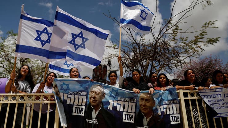 תומכי הממשלה בשדרותף אפריל 2023. "אני ליכודניק מלידה. אין מה לעשות" (צילום: רויטרס) תומכי הממשלה בשדרות