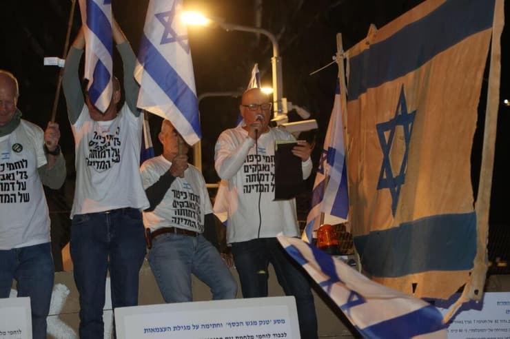 שלטי מחאה בהפגנה בקפלן תל אביב (צילום: מוטי קמחי) שלטי מחאה בהפגנה בקפלן תל אביב