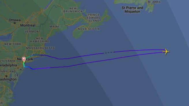 מסלול הטיסה של המטוס (צילום: FlightRadar24) מסלול הטיסה של המטוס מניו יורק לישראל בו הורד נוסע באמצע הטיסה