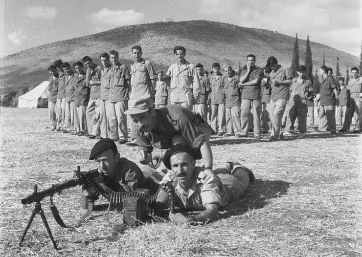 אימוני צ'רקסים מיחידת המיעוטים בבית ספר כדורי בעמק יזרעאל בתקופת מלחמת העצמאות או אחריה