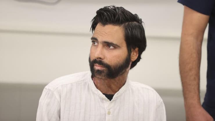 איציק סעידיאן במסיבת עיתונאים לפני שחרורו מהשיקום