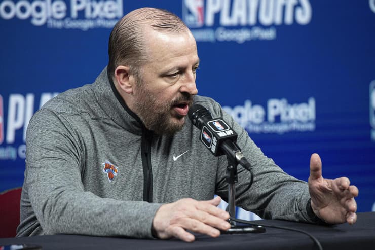 מתעקש. ת'יבודו (צילום: AP Photo/Phil Long) טום ת'יבודו מאמן הניקס