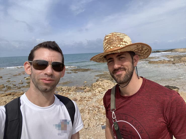 גלעד וגיא מתחילים את המסע, בחוף אכזיב