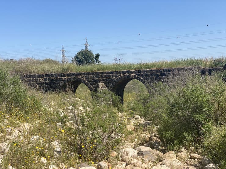 גשר ישן מעל נחל עמוד, שככל הנראה נבנה בתקופת המנדט