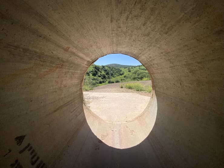 מנהרה מתחת לכביש 85 מובילה אל חלקו התחתון של נחל עמוד - כאן מתחילים 10 הקילומטרים האחרונים לפני הכינרת (צילום: גלעד כרמלי) מנהרה מתחת לכביש 85 מובילה אל חלקו התחתון של נחל עמוד - כאן מתחילים 10 הקילומטרים האחרונים לפני הכינרת