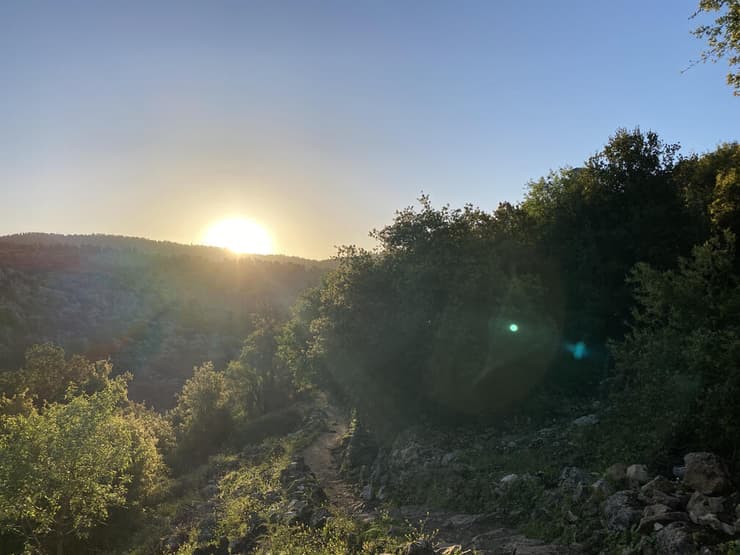 זריחה מעל נחל עמוד, עם תחילת היום האחרון למסע