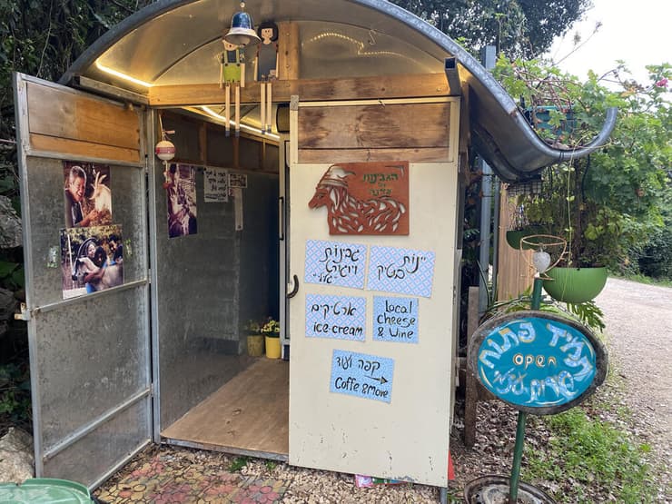 מקררי גבינות וארטיקים בבית הקפה בשירות עצמי ב"משק חפר"