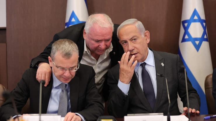 נתניהו יצא מהדיון, אמסלם ולוין תקפו את הייעוץ המשפטי (צילום: AFP) ישיבת ממשלה