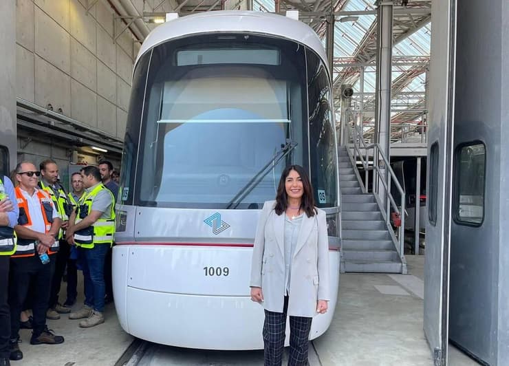 השרה מירי רגב בסיור ברכבת הקלה