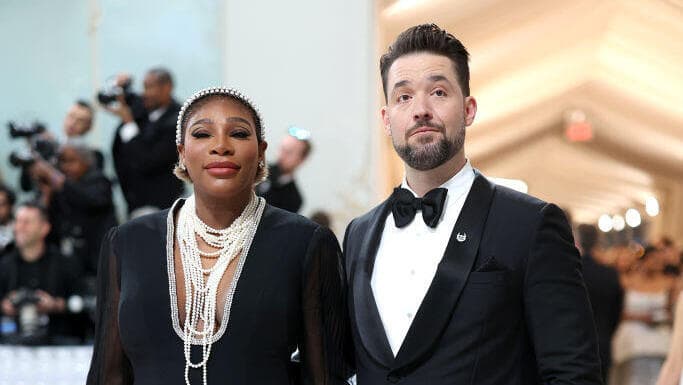 וויליאמס ובעלה אלכסיס אוהאניאן, מייסד רדיט. שווים יחד מאות מליוני דולרים
(צילום: Mike Coppola/GettyImages) מט גאלה 2023 סרינה וויליאמס אלקסיס