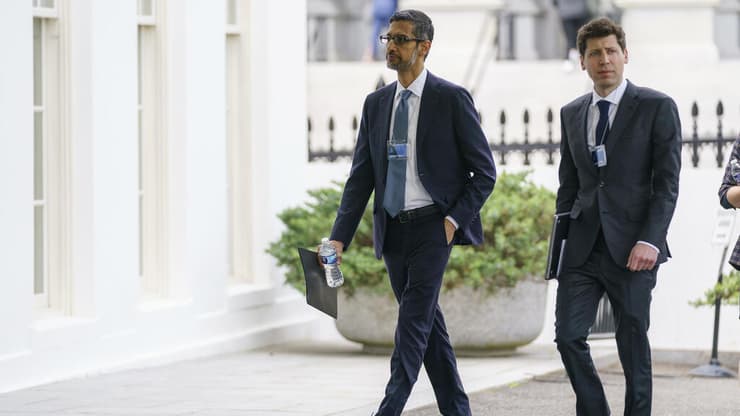 מנכ"ל OpenAI, סם אלטמן ומנכ"ל גוגל, סונדר פיצ'אי. מטא עושה להם צרות (צילום: Evan Vucci / AP) סם אלטמן וסונדר פיצ'אי בכניסה לפגישה בבית הלבן