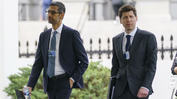 מנכ"ל OpenAI, סם אלטמן, ומנכ" גוגל, סונדר פיצ'אי. התחרות מזמן עברה את נקודת הרתיחה (צילום: Evan Vucci / AP) סם אלטמן וסונדר פיצ'אי בכניסה לפגישה בבית הלבן