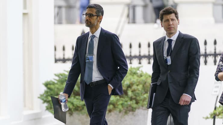 סם אלטמן וסונדר פיצ'אי. חברות הענק מנסות להגדיל הכנסות (צילום: Evan Vucci / AP) סם אלטמן וסונדר פיצ'אי בכניסה לפגישה בבית הלבן