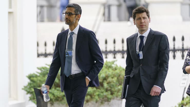 סם אלטמן וסונדר פיצ'אי בכניסה לפגישה בבית הלבן