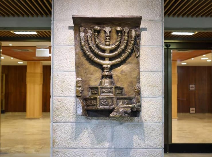תבליט המנורה בכניסת הח"כים במשכן הכנסת