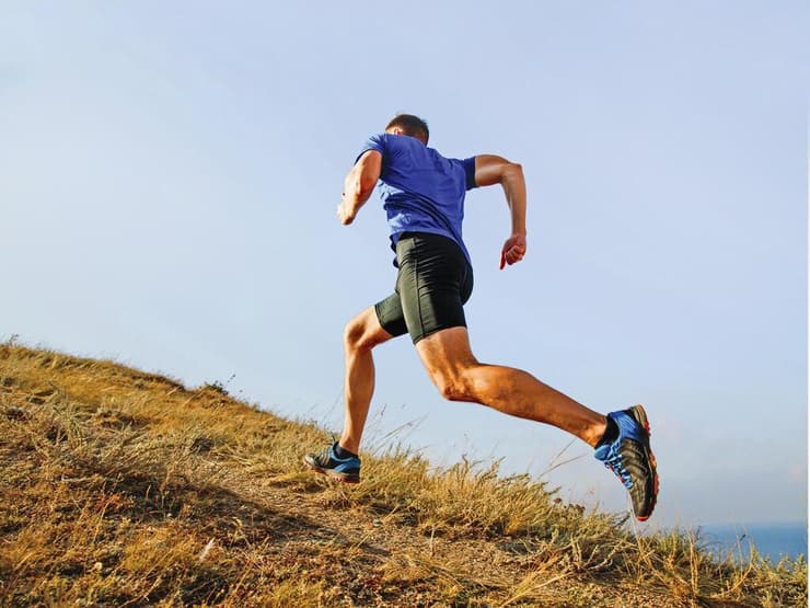 לכבוש עוד גבעה (צילום: shutterstock) הליכה בעלייה