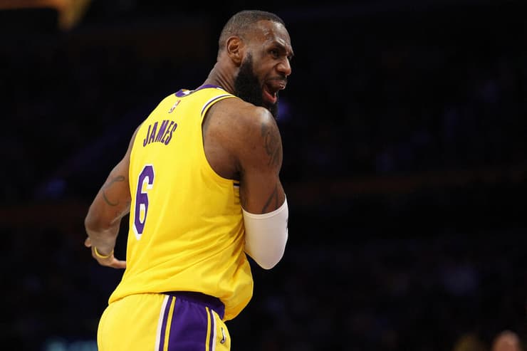 שחקן לוס אנג'לס לייקרס לברון ג'יימס