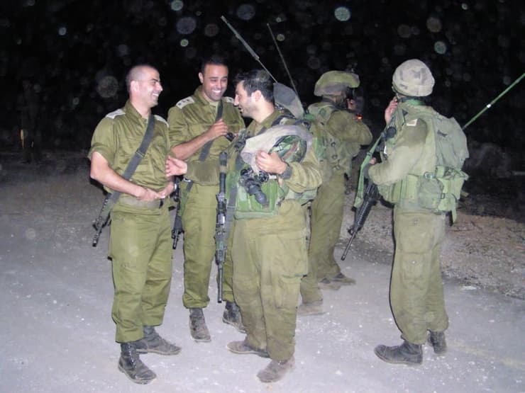 יניב עשור, יאיר פלאי, תמיד ידעי ורסאן עליאן במהלך שירותם בשטח (צילום: דובר צה"ל) יניב עשור, יאיר פלאי, תמיד ידעי ורסאן עליאן במהלך שירותם