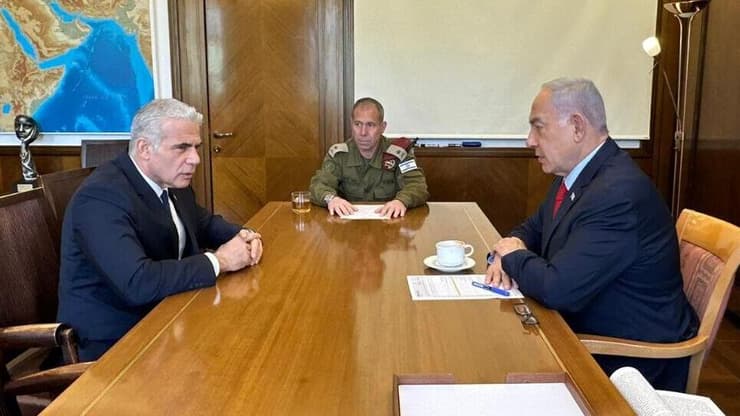 נתניהו ולפיד בעדכון ביטחוני, ארכיון. "כנס את הוועדה במקום תעלולי בחירות זולים" העדכון הביטחוני של ראש הממשלה לראש האופוזיציה