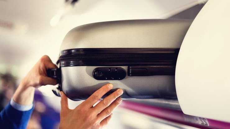 מזוודת טרולי במטוס