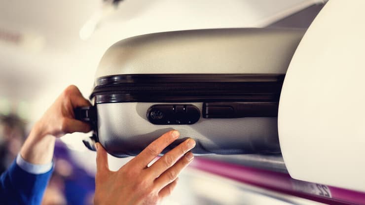 מזוודת טרולי במטוס