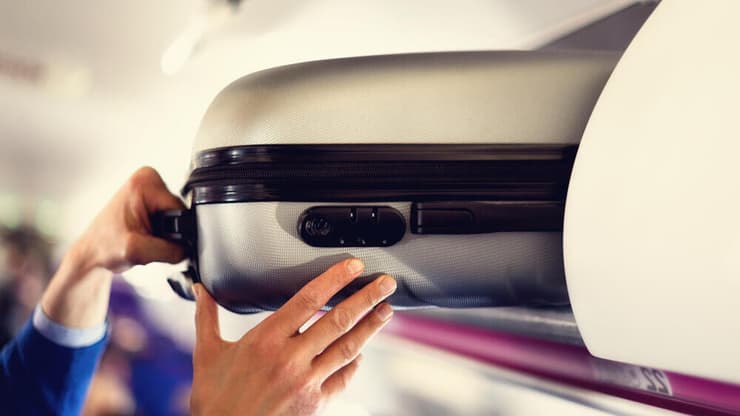 תשלום על ל כבודת יד מעודד פחות ציוד (צילום: shutterstock) מזוודת טרולי במטוס