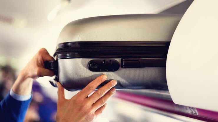 עדיין מוקדם להספיד את הטרולי (צילום: shutterstock) מזוודת טרולי במטוס