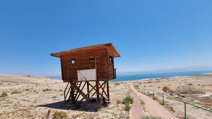 סוכת מציל בחוף מינרל הנטוש (צילום: אסף קמר) סוכת מציל נטושה