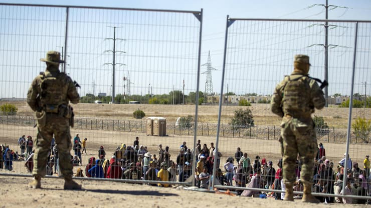 טראמפ יגרש מאות אלפים? מהגרים בגבול עם מקסיקו (צילום: AP) ארה"ב טקסס מהגרים מסתננים בגבול עם מקסיקו
