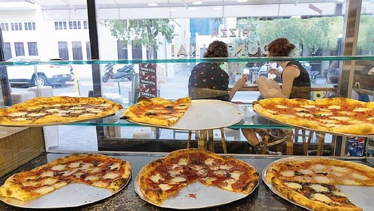 "אנשים באים לאכול גם לפני מסעדה וגם אחרי". פיצה הר סיני (צילום: עוז מועלם) פיצת הר סיני
