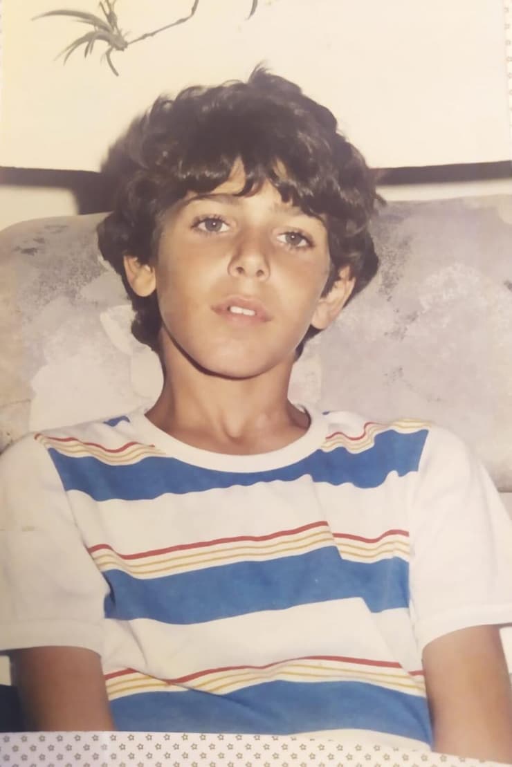 ''כולם התייחסו לרזון שלי כאל בעיה''. תום מהגר בילדותו (צילום: אלבום פרטי) תום מהגר בילדותו