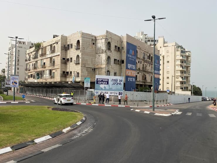 בת ים (צילום: עמי לאור) מבנה להריסה ברחוב בלפור 2 בעיר בת ים
