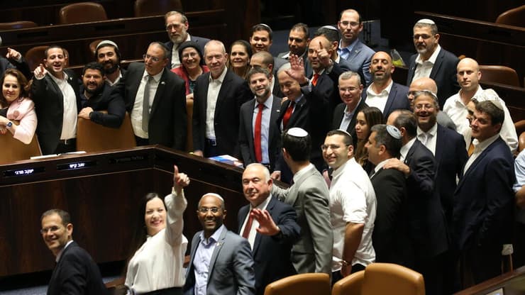 התקציב יעבור - או שהממשלה תתפרק? חברי הקואליציה אחרי אישור התקציב בשנה שעברה (צילום: עמית שאבי) מליאת הכנסת