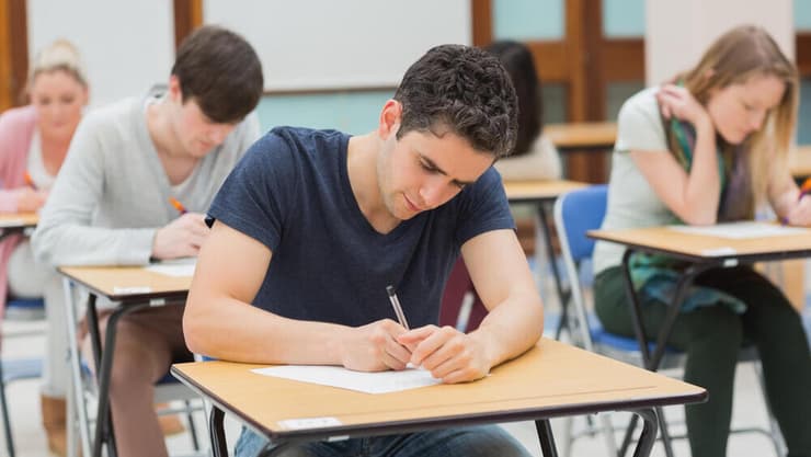 מסלול מתיש וארוך ותהליך קבלה קשוח לא פחות (צילום: shutterstock) סטודנטים בחינות מבחנים אוניברסיטה