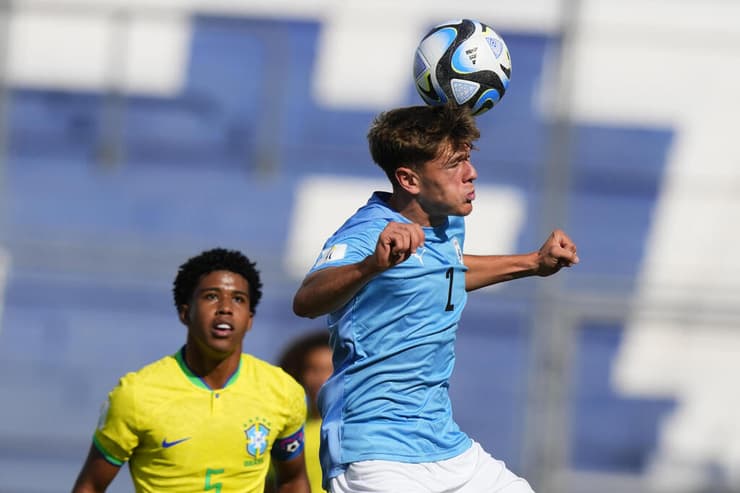 מגיבורי המונדיאליטו. פיינגולד מול ברזיל (צילום: AP Photo/Natacha Pisarenko) ישראל איתי פיינגולד ברזיל אנדריי סנטוס מונדיאליטו