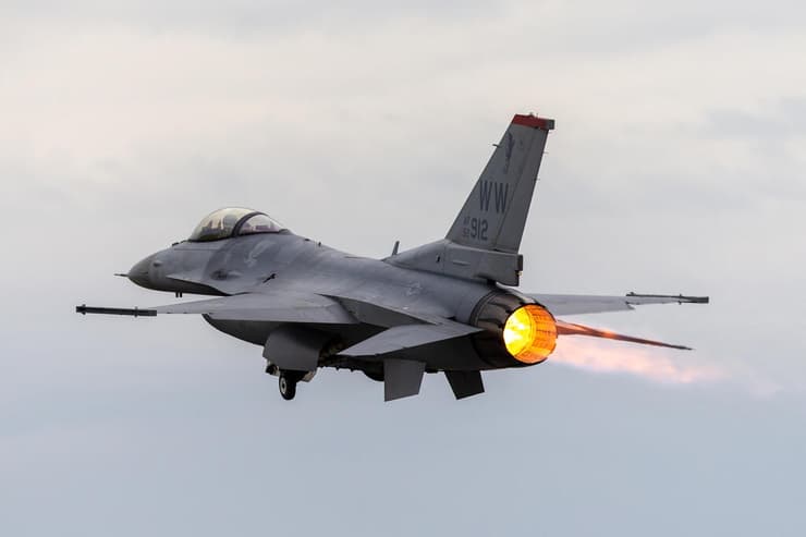 F-16 של צבא ארה"ב, ארכיון (צילום: shutterstock / Ryan Fletcher) מטוס F-16 של צבא ארה"ב ארכיון