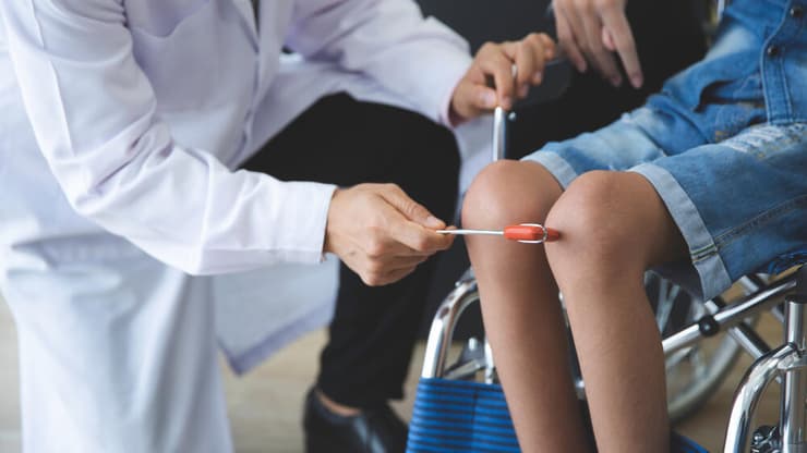 שיתוק בעקבות פוליו. אילוסטרציה (צילום: shutterstock) נכות בעקבות פוליו