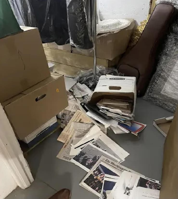 מסמכים מסווגים מפוזרים על רצפת חדר האחסון של האחוזה. גם הצילום הזה צורף לכתב האישום (צילום: EPA) אגרגזים עם מסמכים מסווגים, מתוך כתב האישום
